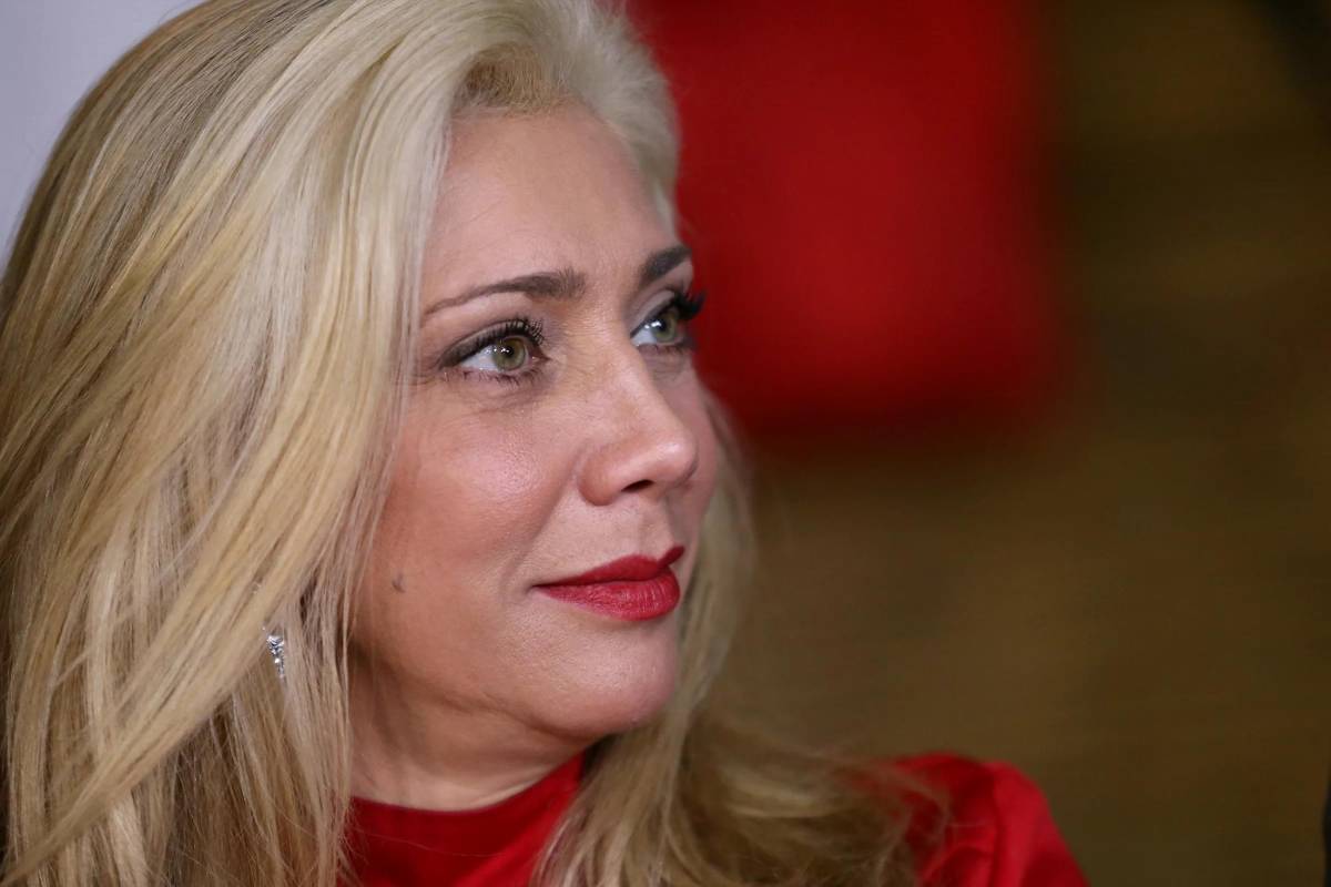 Cynthia Klitbo responde a las críticas por salir con un hombre 30 años menor