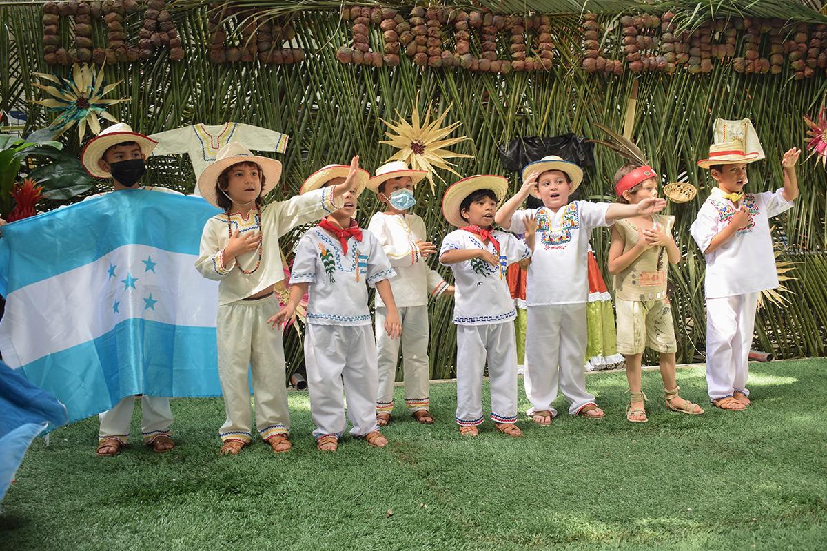 Vestimentas alucivas dieron color a la actividad.