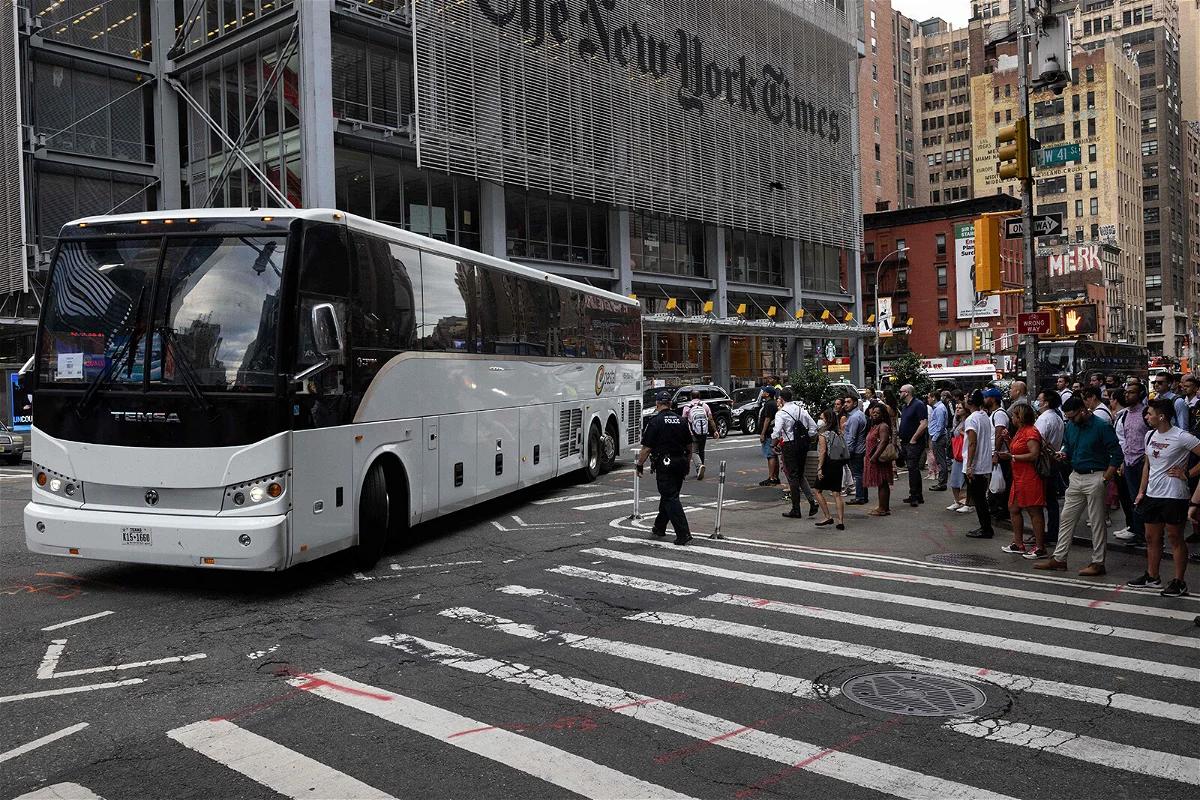 Autobuses con migrantes llegan a Nueva Jersey tras las restricciones en Nueva York