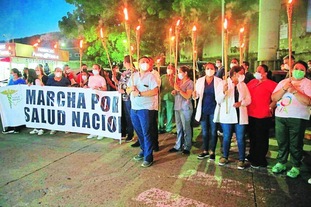 Médicos protestan porque les deben seis meses de salario