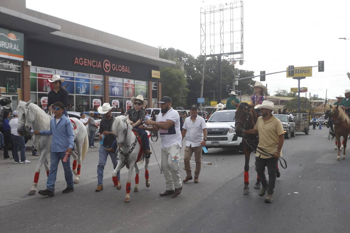 Ambiente, color y tradición: así luce el desfile hípico en San Pedro Sula