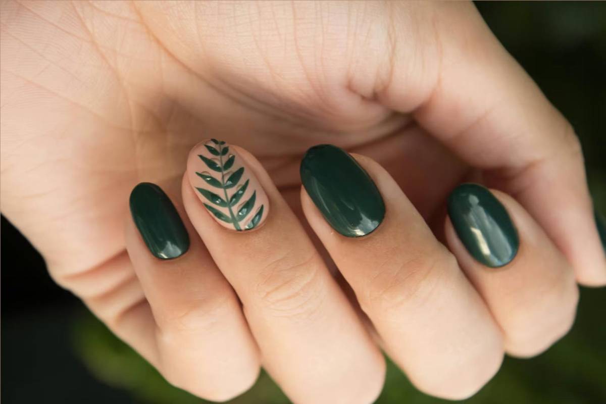 ‘Glitter’ y rojo: las manicuras que dominan esta temporada