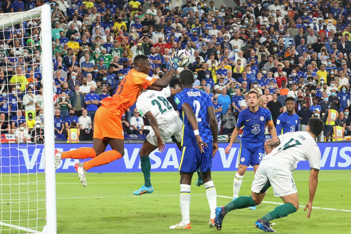El portero Édouard Mendy, campeón con Senegal, se queda con el balón tras un centro al área del Chelsea.