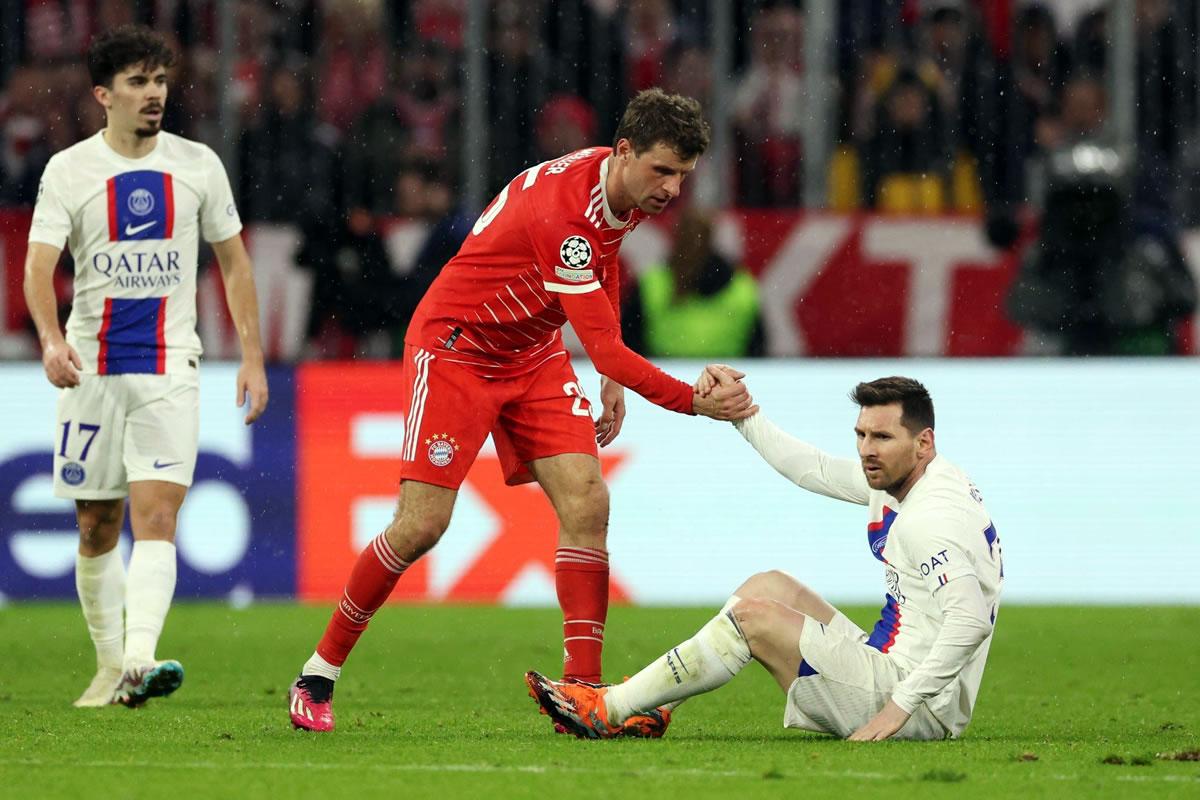 Thomas Müller ayudando a levantarse a Lionel Messi en el duelo en el Allianz Arena.