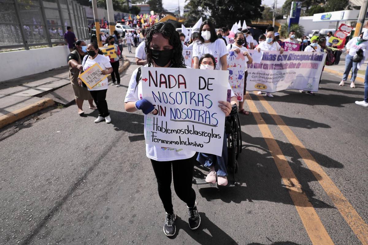 Una mujer participa en una marcha con motivo del Día Internacional de la Mujer hoy, en Tegucigalpa (Honduras). Fotografía: EFE/ Gustavo Amador