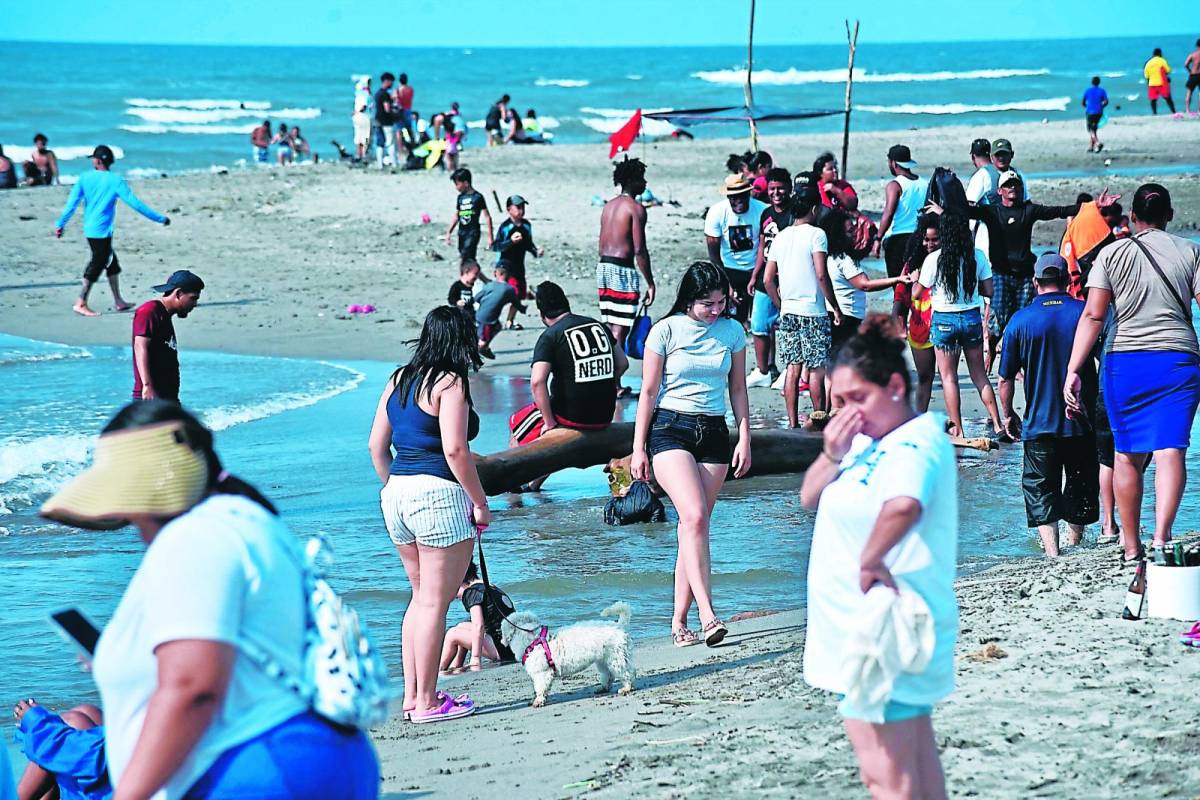 Las distintas playas de Atlántida, como las de La Ceiba y El Porvenir, lucieron abarrotadas de veraneantes.