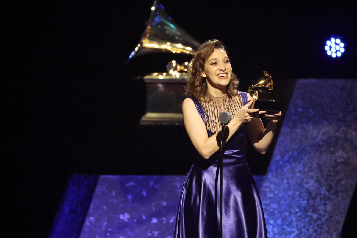 Momento en que Gaby Moreno acepta el premio a Best Latin Pop Album por su disco X Mí (Vol. 1) en los GRAMMY.