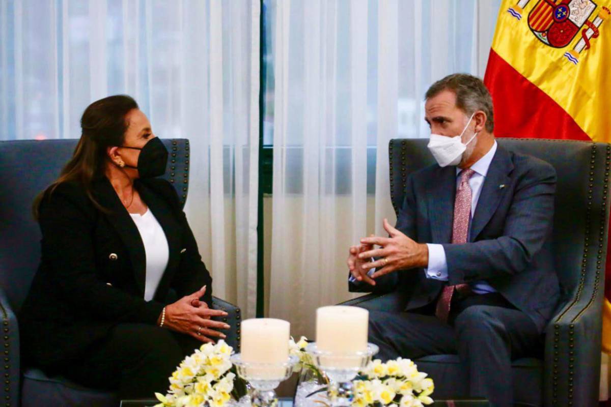 Xiomara Castro y rey de España se reúnen previo a toma de posesión