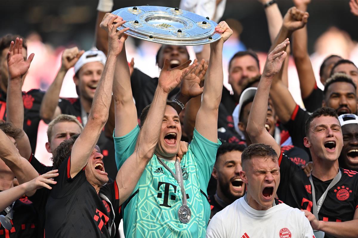 Manuel Neuer levantó el trofeo de campeones de la Bundesliga.
