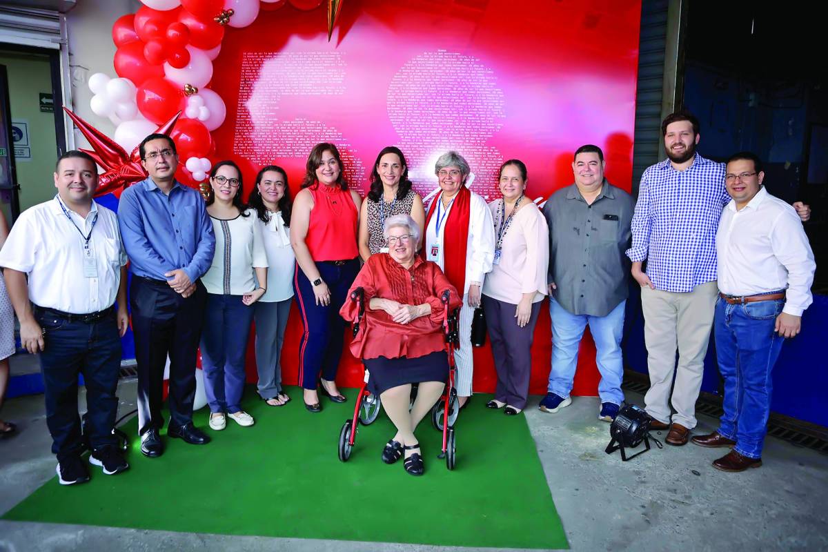 Martha Larach de Canahuati, hija del fundador de LA PRENSA, Jorge J. Larach (QDDG) en compañía de Nahúm Aguilar, Dennis Oliva, Zayra Caballero, Lastenia Lanza, Isabel Sabillón de Díaz, Lizza de Handal, Arlene Castellón, Ana María Reyes, Nelson García, Sebastian Canahuati y Arturo Nolasco.