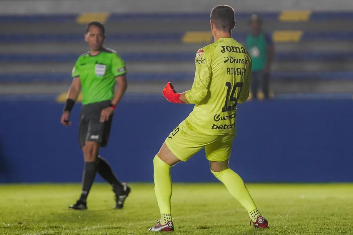 Jonathan Rougier festejando tras detener el penal decisivo ante Tauro FC.