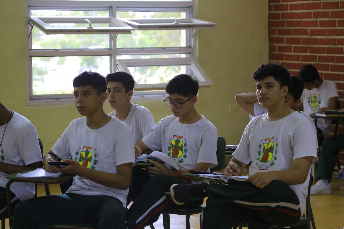 La mayoría viene de zonas rurales. Dos irán al seminario mayor este año.