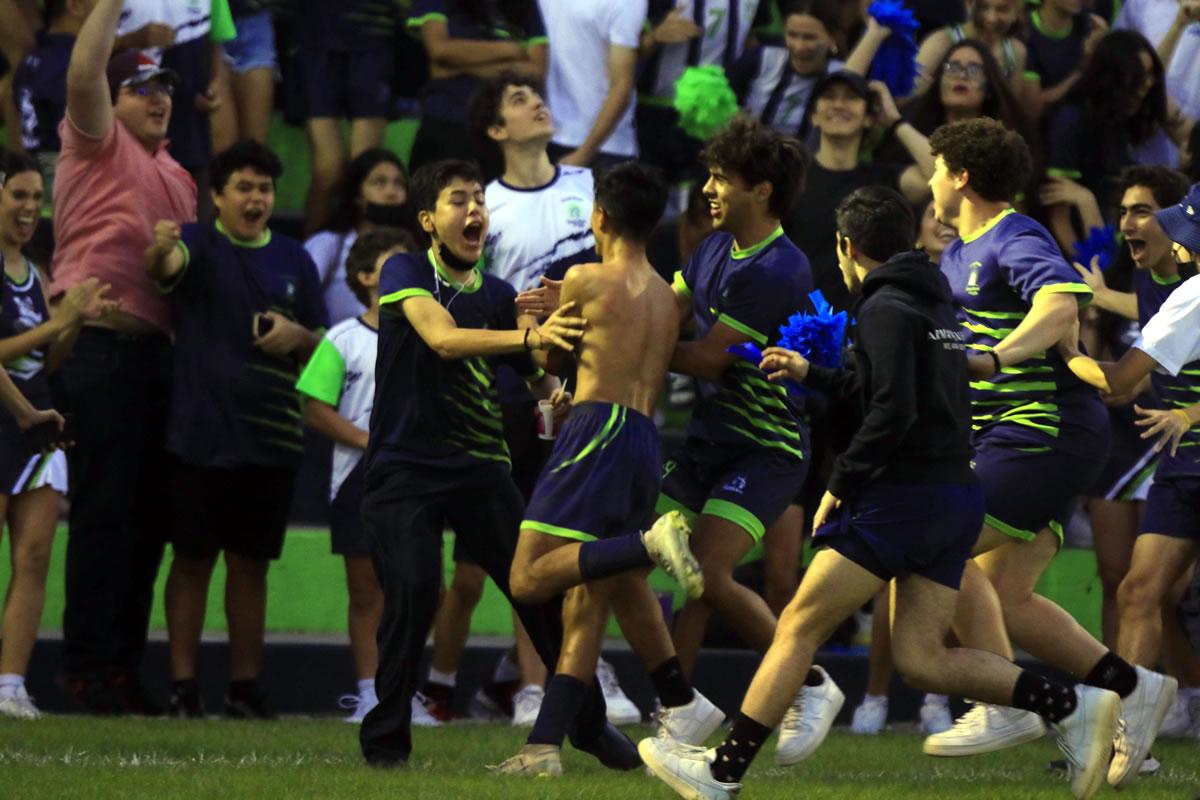 Todos celebraron con Carlos Martínez el golazo.