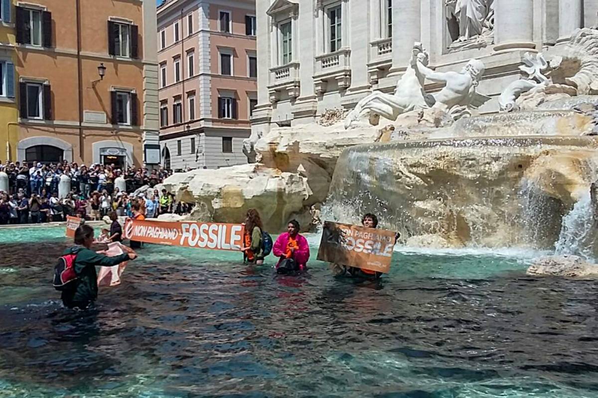 Ecologistas tiñen de negro el agua de la Fontana di Trevi en Roma
