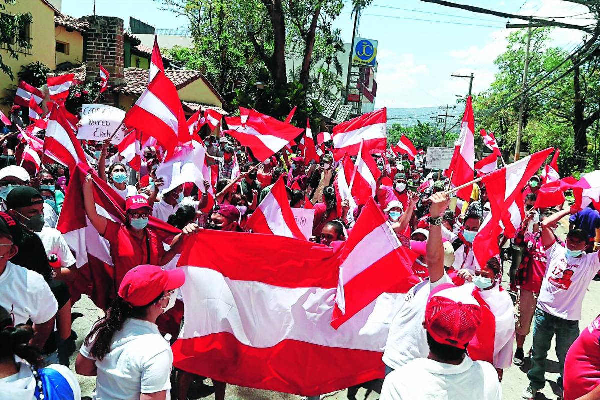 Las bases del PL se movilizaron hasta Casa Presidencial.