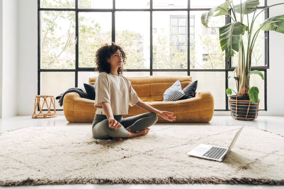 Puede buscar tutoriales de yoga en Youtube para relajarse en casa.
