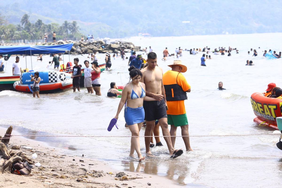 Puerto Cortés y Omoa reciben varios miles de veraneantes