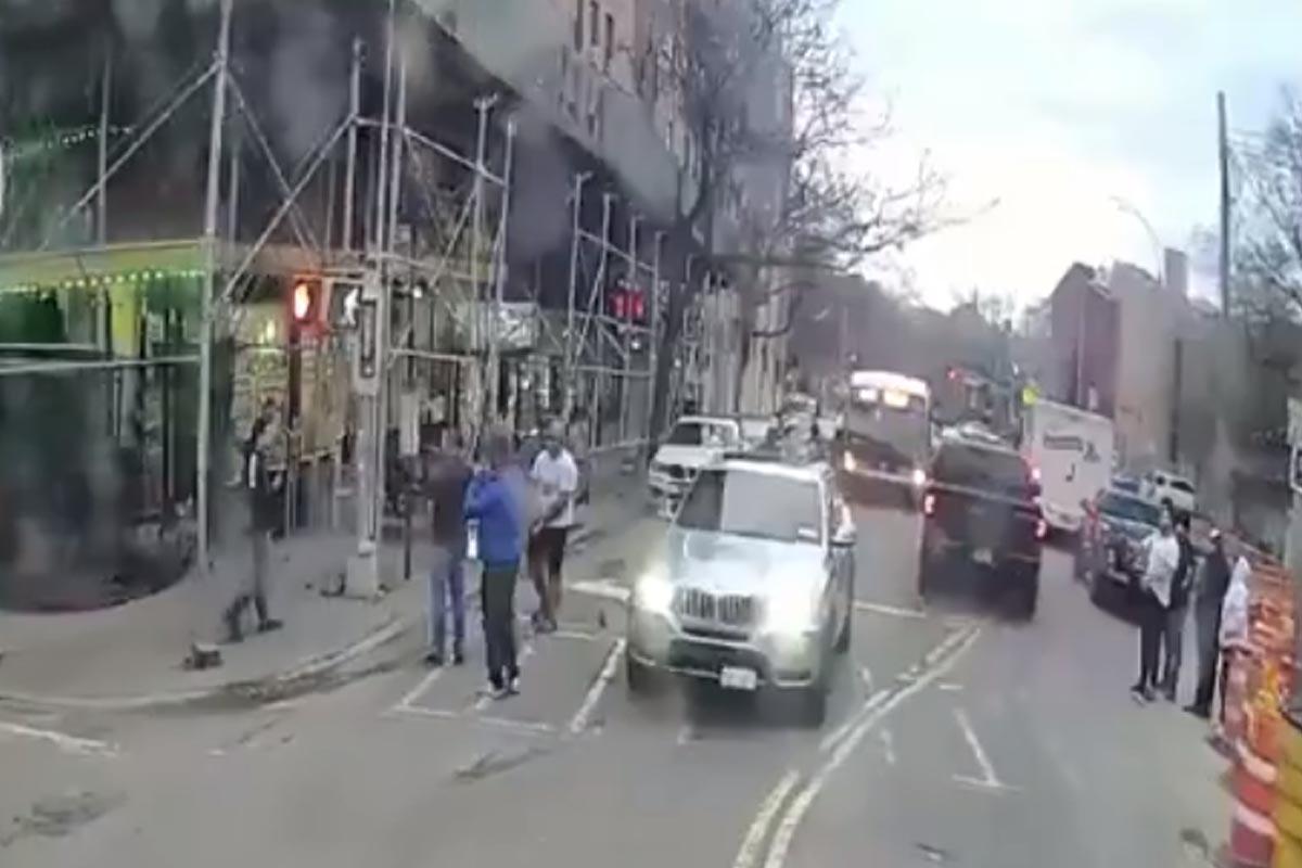 Momento antes del derrumbe del edificio en la calle Billingsley Terrace del Bronx, Nueva York.