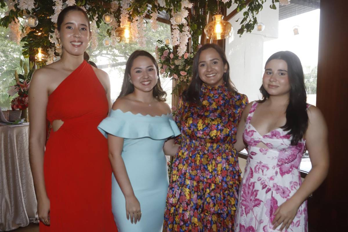 Alery Reyes Borjas celebra su despedida de soltera con seres queridos