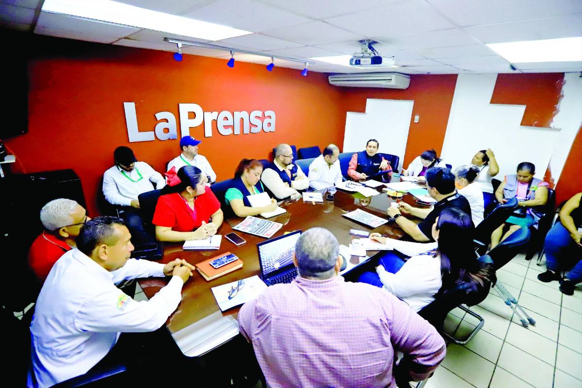 El equipo interinstitucional se reúne para coordinar el primer operativo de limpieza y eliminación de criaderos del zancudo transmisor del dengue.