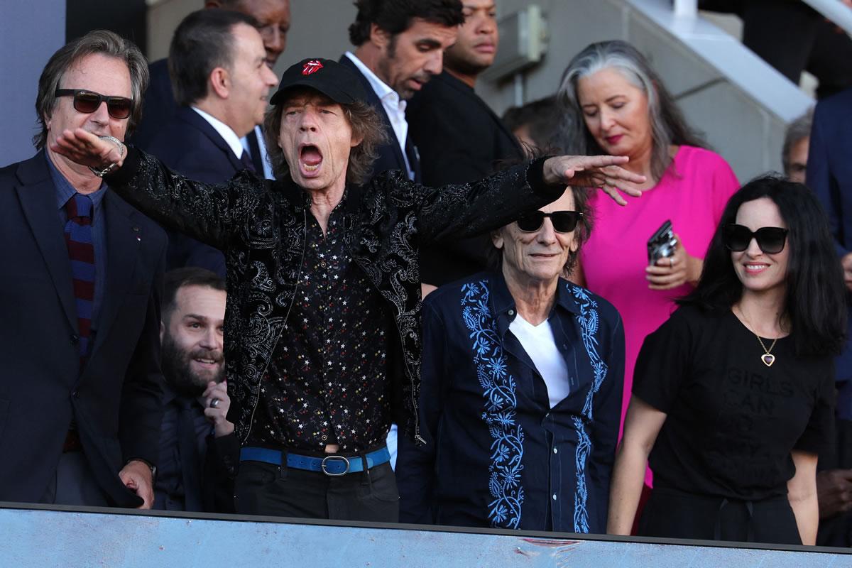 Los miembros de la banda de rock inglesa The Rolling Stones, Mick Jagger y Ronnie Wood en el palco de Montjuïc.