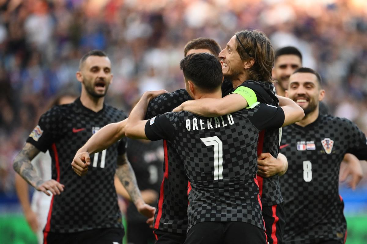 Los jugadores de Croacia celebran con Modric el gol ante Francia.