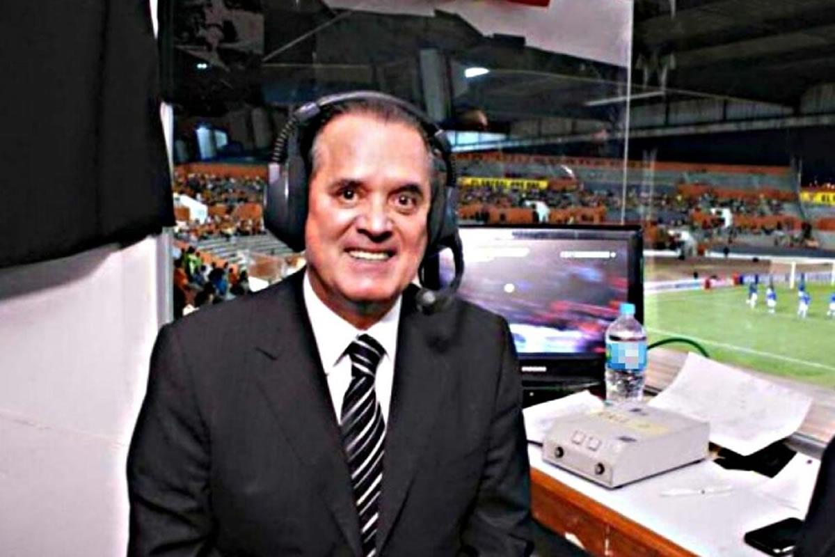 Raúl Orvañanos volvió a llevar el relato del Clásico América-Chivas tras una espera de casi 18 años, pues desde 2006 no aparecía en este tipo de partidos.