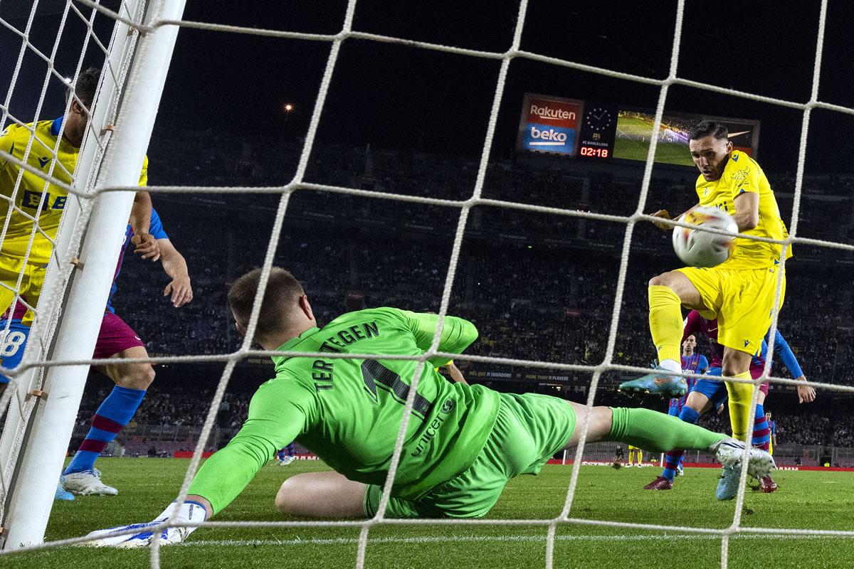 Lucas Pérez dispara a puerta para conseguir el gol del equipo andaluz ante el FC Barcelona.