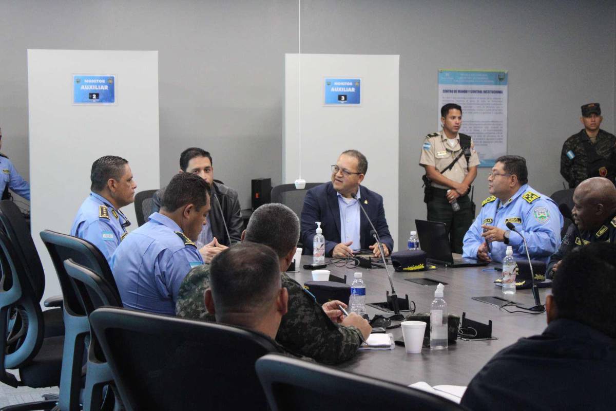 Primera reunión entre Seguridad y Defensa para traspaso de mando de los centros penales.
