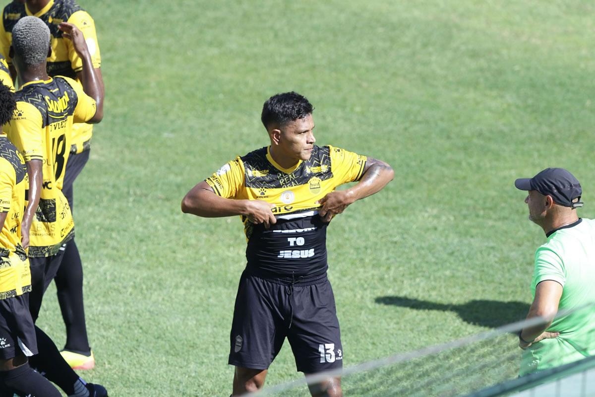 Brayan Moya festejando su golazo contra el Marathón.