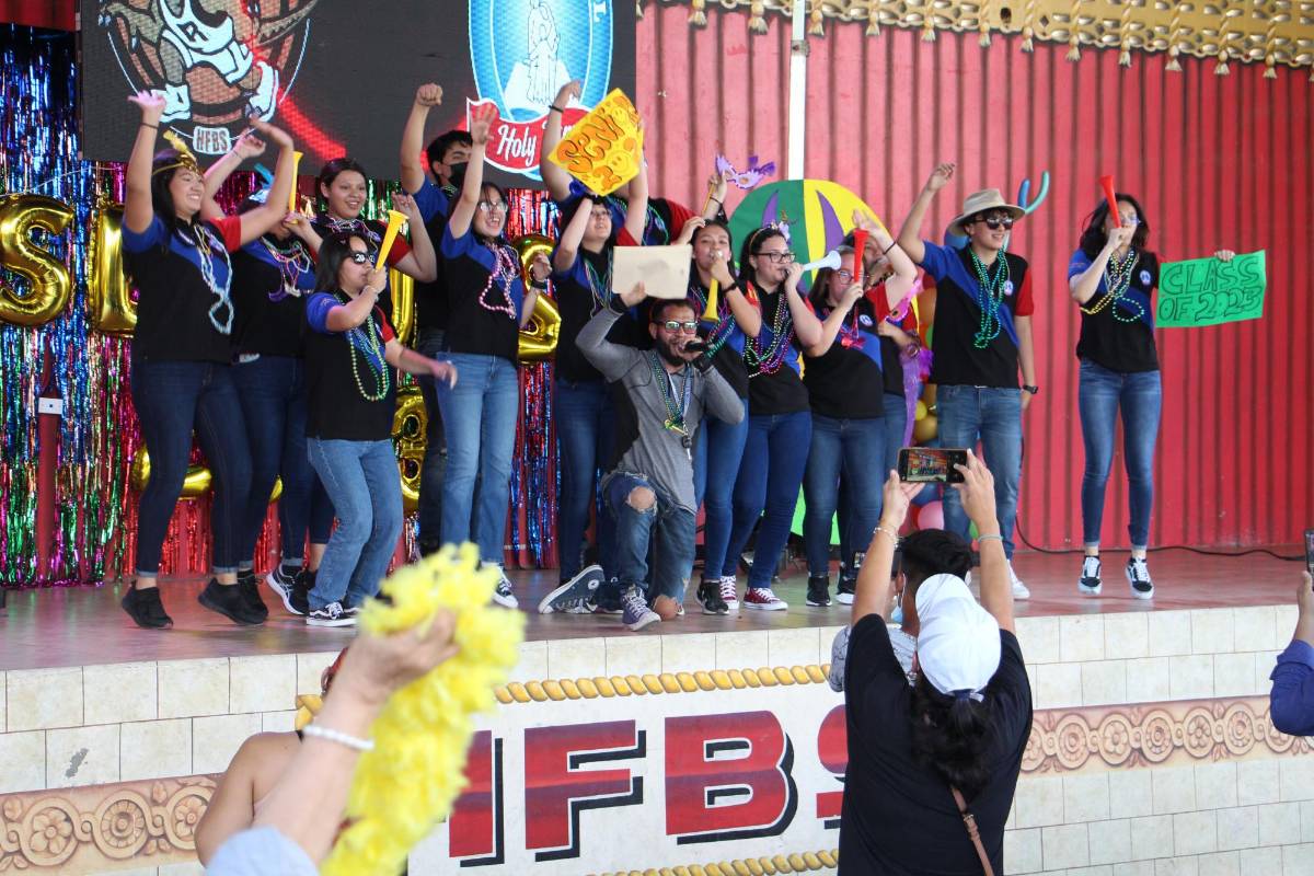 “Senior entrance” de la Holy Family Bilingual School