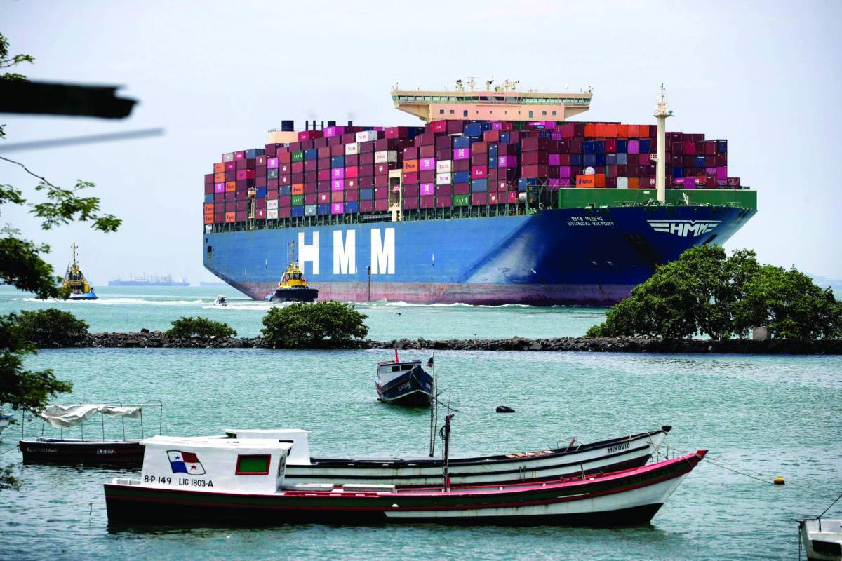 La Autoridad del Canal de Panamá permitirá la circulación diaria solo de 32 barcos hasta el 2 de septiembre. Foto: EFE