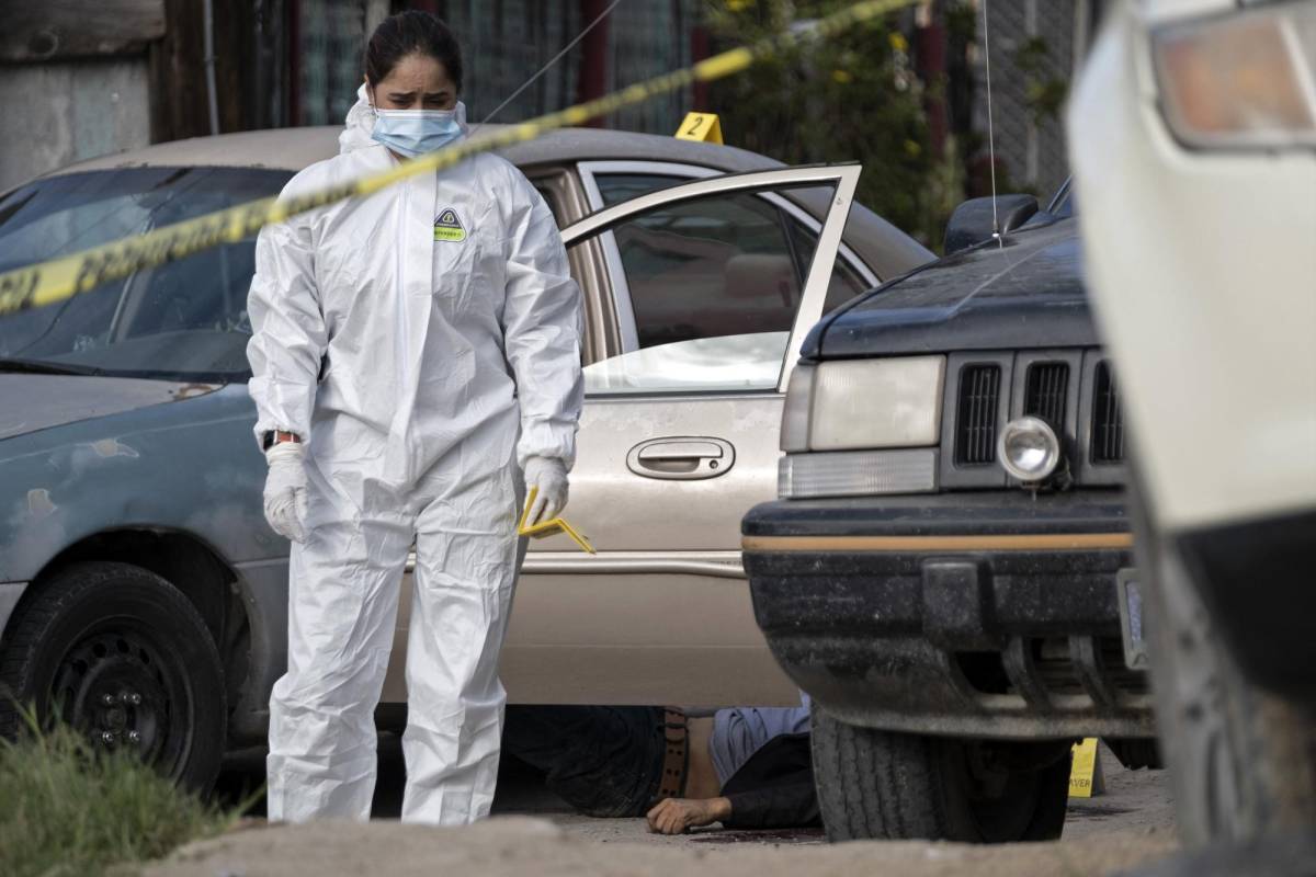 El cuerpo del fotoperiodista mexicano Margarito Martínez yace en el suelo después de que lo mataran a disparos cerca de su casa en Tijuana, estado de Baja California, México, el 17 de enero de 2022.