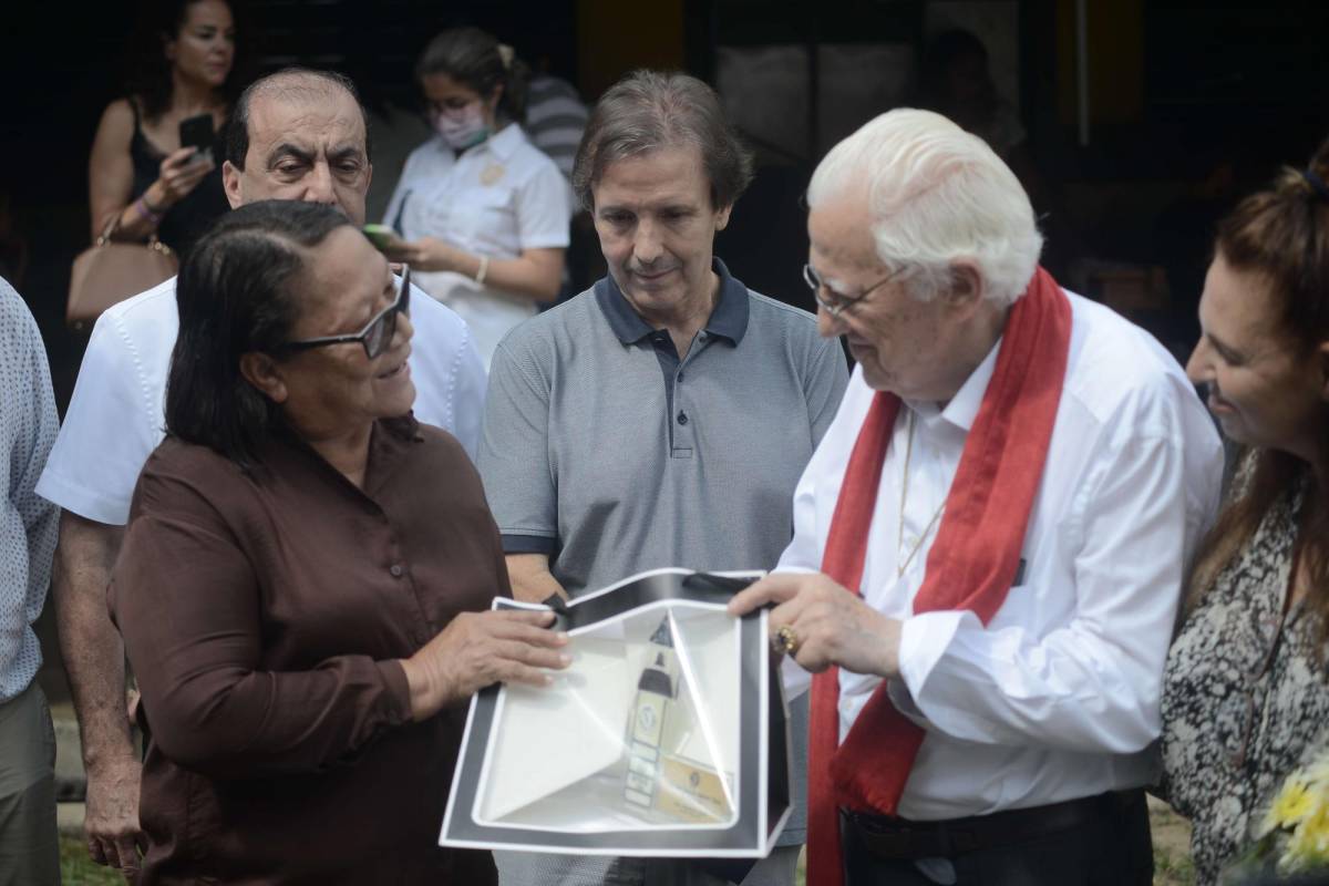 La vice alcaldesa, Martha Medina, entregó un reconocimiento al padre Ángel, que fue elaborado por alumnos de la escuela del vidrio.