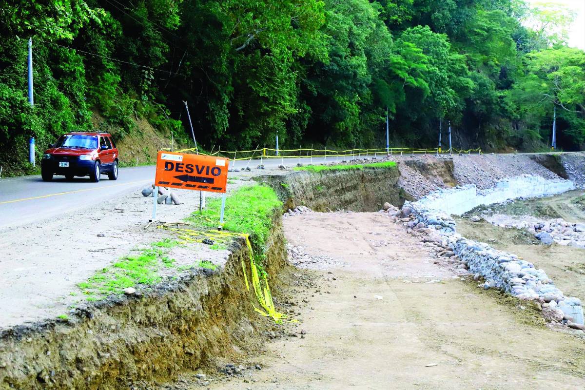 Piden no conducir a más de 60 km/h porque las “carreteras están destruidas”