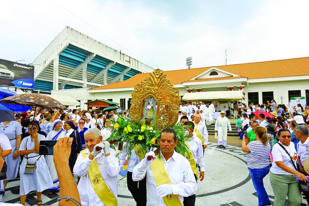 El recorrido fue acuerpado por decenas de creyentes que llegaron hasta la catedral San Pedro Apóstol para ser parte de la misa.