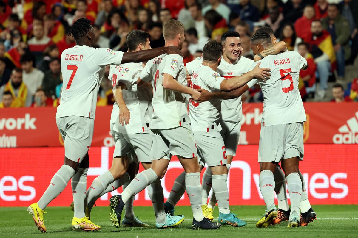 El defensa de la selección suiza Manuel Akanji celebra con sus compañeros tras marcar el primer gol contra España.