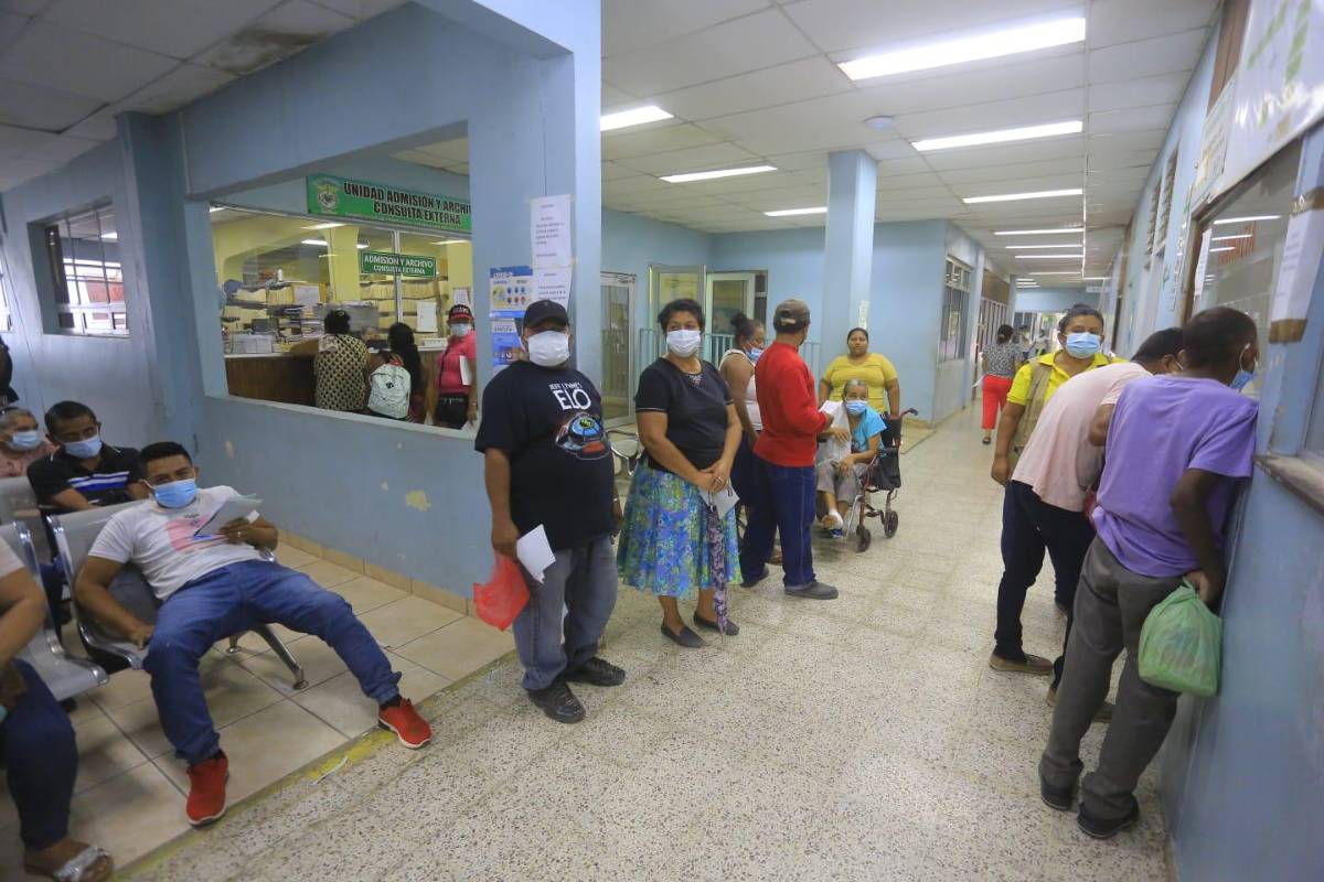 Empleados de hospital de El Progreso, a espera de nuevas autoridades