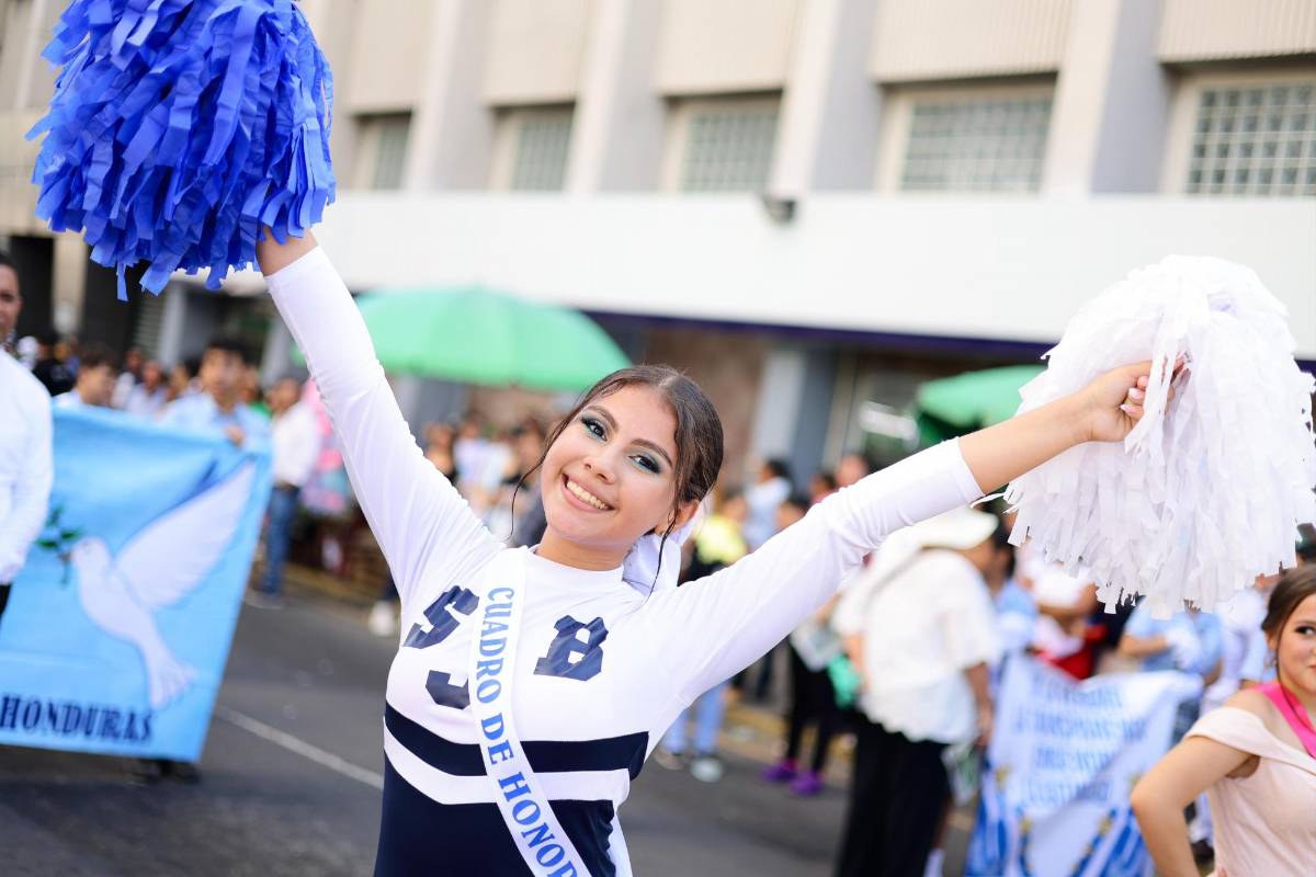 Pomponeras del instituto San Juan Bosco deslumbran en desfiles