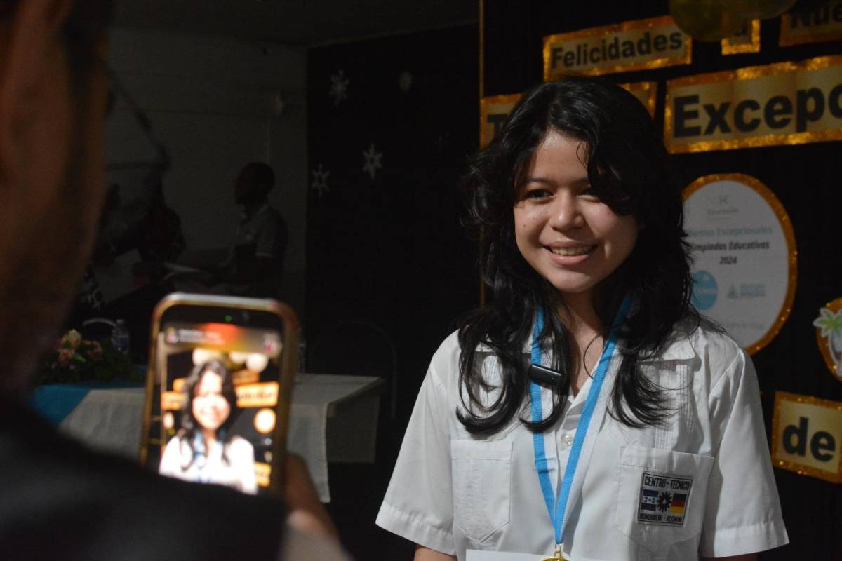 Premian a niños y jóvenes ganadores de olimpiadas de matemática, física y química