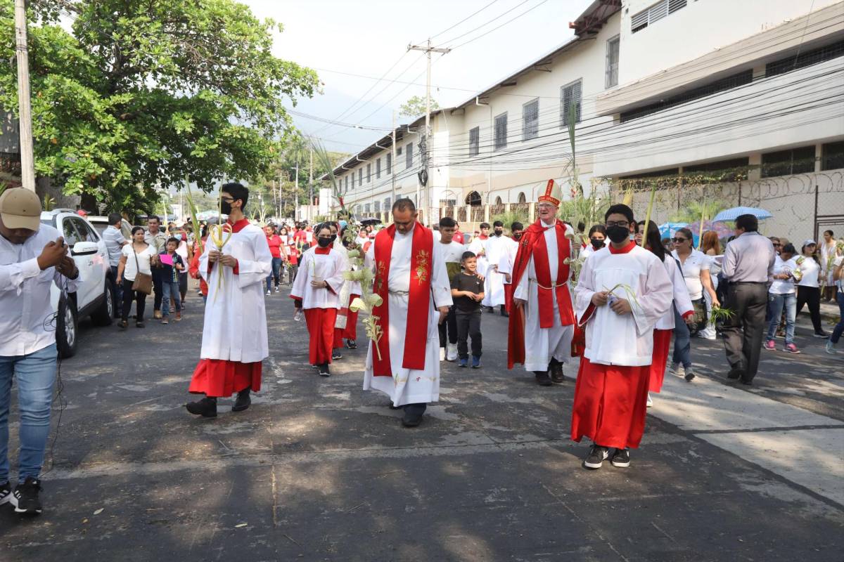 El año pasado se ofició misa, pero no hubo procesión, es por eso que este año hubo mayor congregación. Fotos: Franklin Muñoz.
