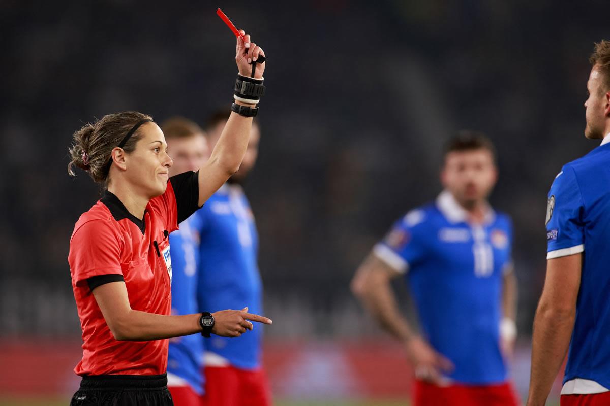 La árbitra croata Ivana Martincic hizo historia al pitar el partido.