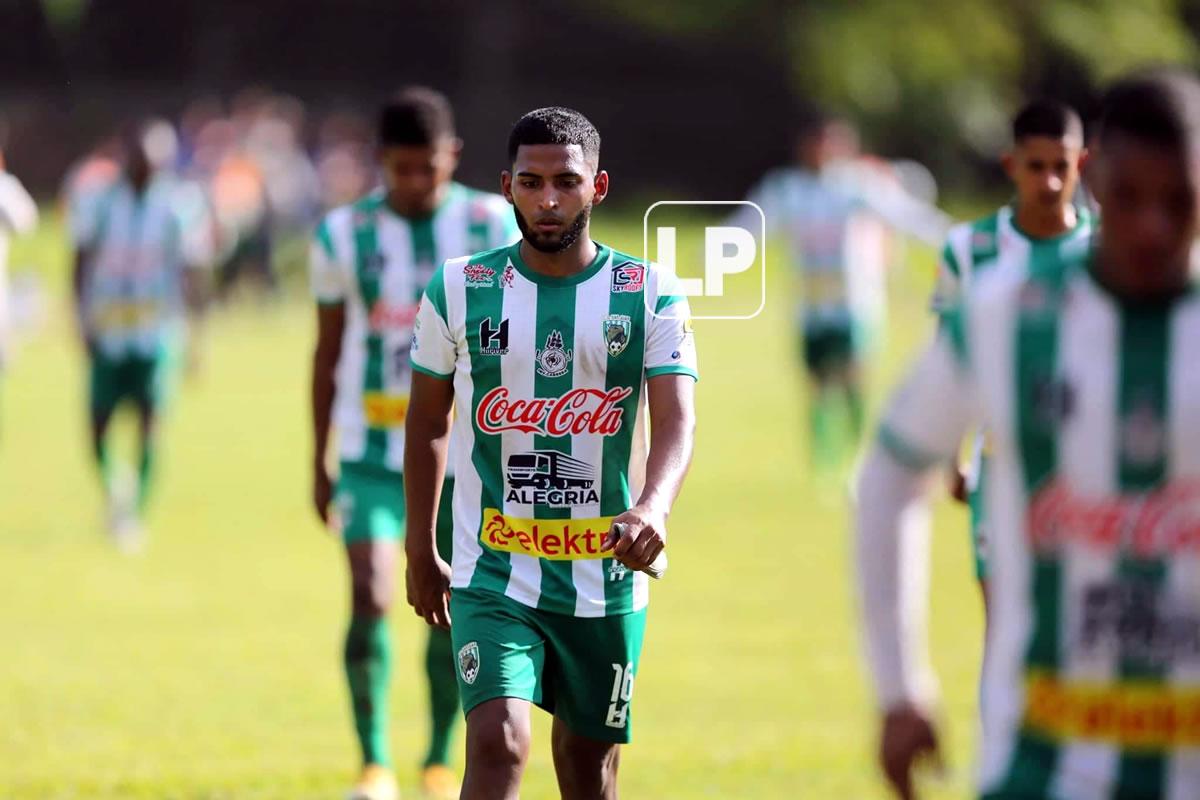 La tristeza de los futbolistas del San Juan de Quimistán tras ser goleados por el CD Inter.