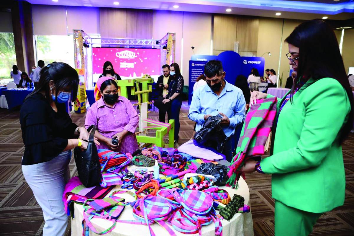 Mujeres lencas de la comunidad de El Cacao expusieron sus productos en el Mercadito Desafiante.