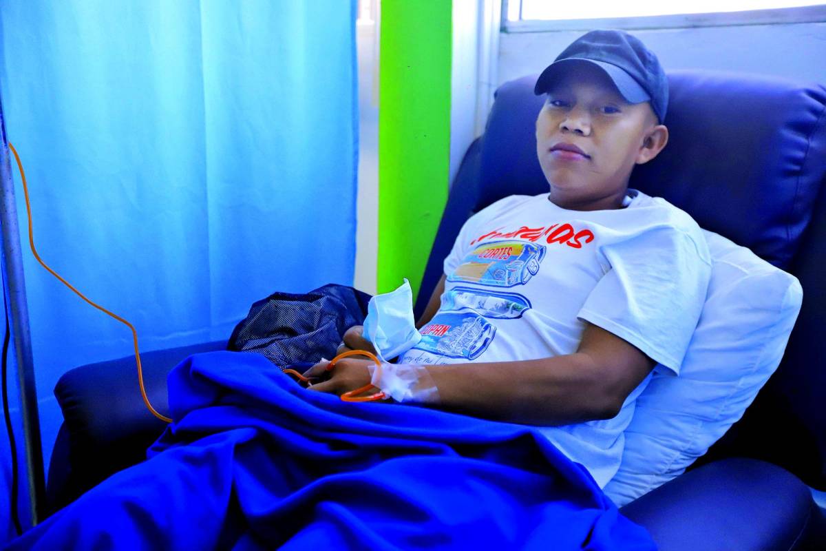 El hondureño se aferra a su fe y gracias a ello es positivo pese a la adversidad de su diagnóstico. Fotos: Frank Muñoz.