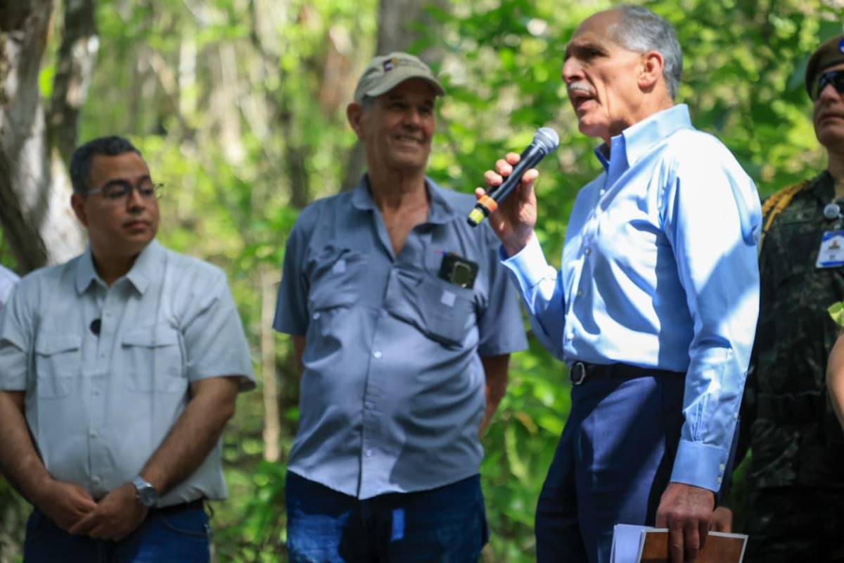 Asfura participa en liberación de guacamayas rojas y destaca la riqueza natural de Honduras