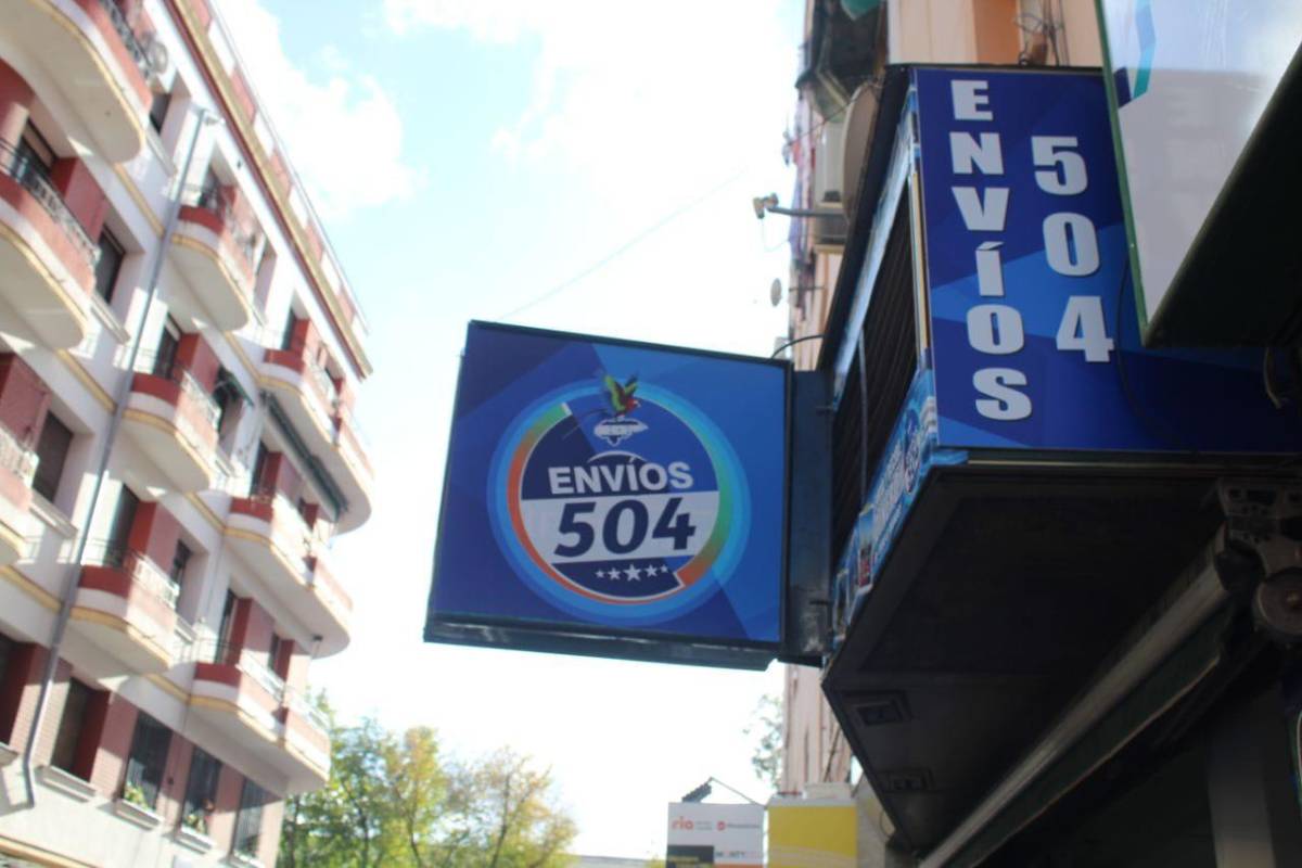 Hondureño abre sucursal de su negocio de envíos en Madrid