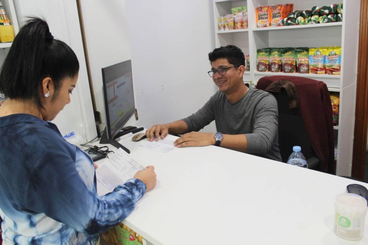 Hondureño abre sucursal de su negocio de envíos en Madrid