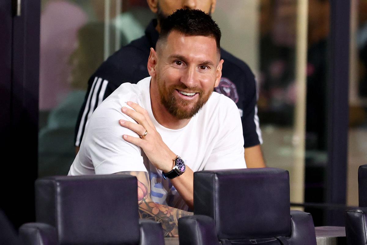 Leo Messi observando el último partido del Inter Miami tras llegar a Estados Unidos después de la fecha FIFA.