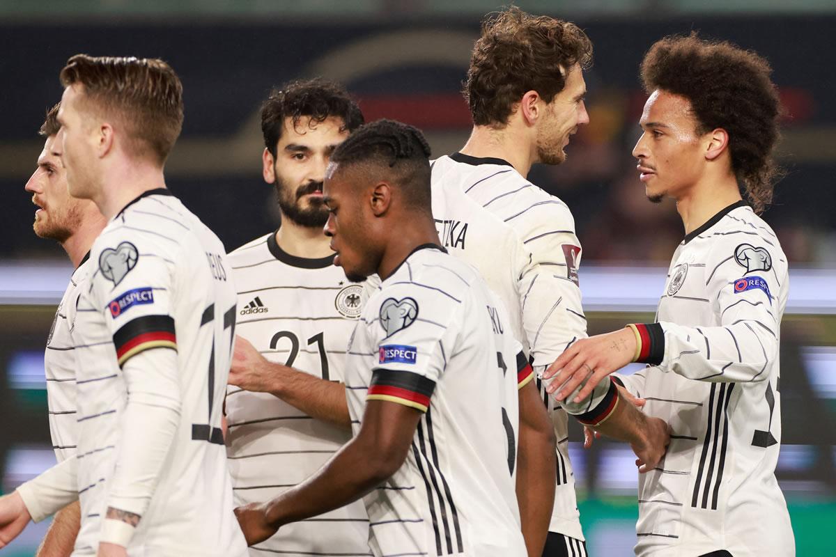 Leroy Sané siendo felicitado por sus compañeros tras su gol.